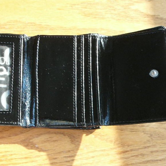 Kenneth Cole Reaction Black Tri-Fold Wallet with Zippered Change Pocket - Picture 5 of 7